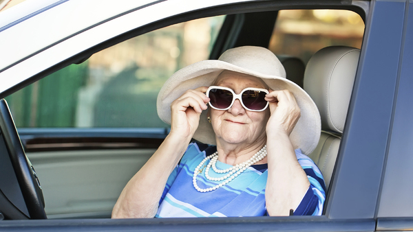 older-woman-driver-with-hat-sunglasses-