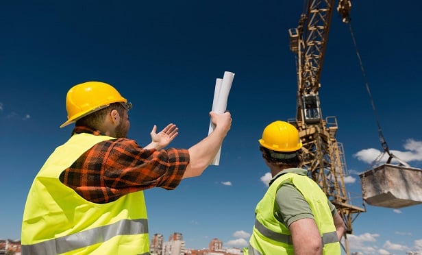 new job site technologies allow workers to easily report hazards or unsafe conditions in the field, in real-time, enabling a more robust, cloud-based record of job site hazards and risk management practices. (Photo: Shutterstock)