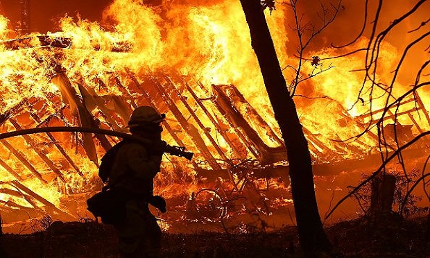 A firefighter battles the 2018 Camp Fire in Magalia, California. (Photo: Justin Sullivan/Getty Images North America)