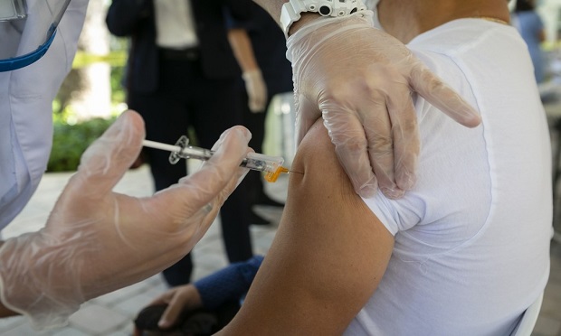 A healthcare worker receives a dose of Pfizer-BioNTech Covid-19 vaccine at The Palace Nursing & Rehabilitation Center in Miami, Florida, U.S., on Tuesday, Dec. 29, 2020. (Photo: Eva Marie Uzcategui/Bloomberg)