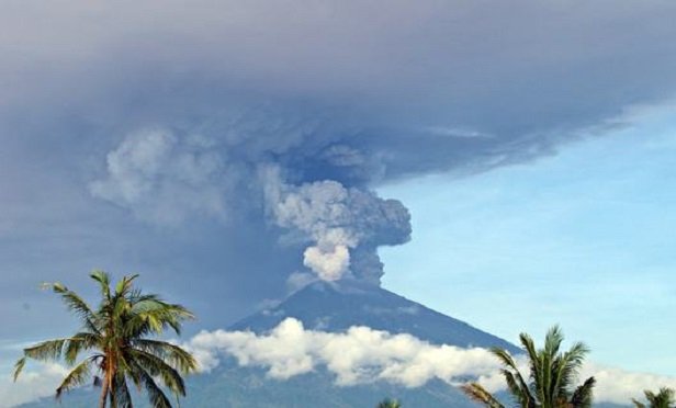 Volcanic eruption halts flights in Indonesia.