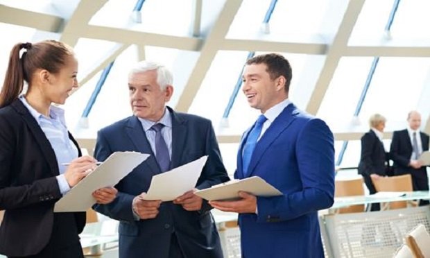Senior leaders should form reverse mentoring relationships so early-career professionals can teach them new skills. (Photo: iStock)