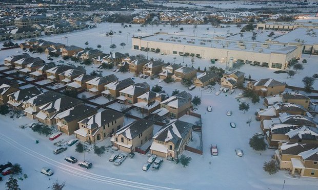 White Powder Snow during winter storm Uri over a foot of fresh snow in Round Rock north of Austin , Texas , USA. (Credit: Roschetzky Photography/Shutterstock.com)