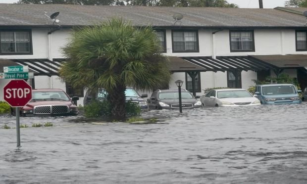 Vehicles sit in flood water at the Palm Isle apartments in the aftermath of Hurricane Ian, Thursday, Sept. 29, 2022, in Orlando, Fla. Hurricane Ian carved a path of destruction across Florida, trapping people in flooded homes, cutting off the only bridge to a barrier island, destroying a historic waterfront pier and knocking out power to 2.5 million people as it dumped rain over a huge area on Thursday. Photo: John Raoux/AP