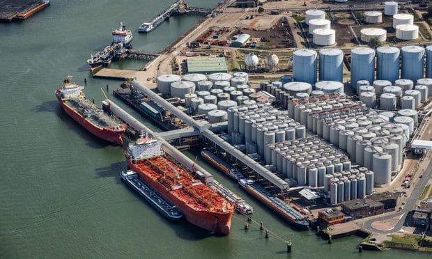 Think of oil-related marine insurance claims and your mind might be drawn to the grounding of the Exxon Valdez off Alaska in 1989. But these big disasters make up a tiny proportion of claims in the shipping industry. Most are much smaller and generally go unnoticed outside the companies involved. (Credit: VanderWolf Images/Shutterstock.com)