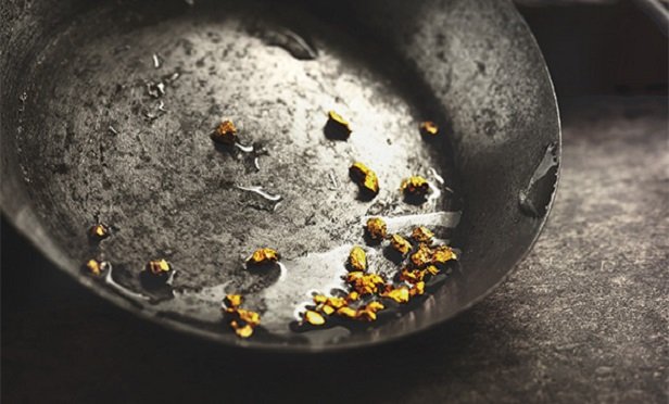 A miner panning for gold (Photo: Research)