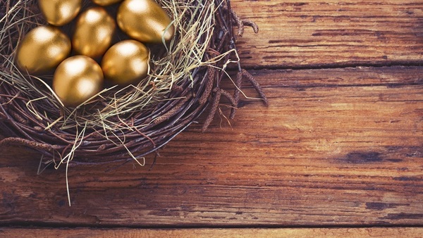 Increasing your nest egg is one reason not to retire early. (Photo: iStock)