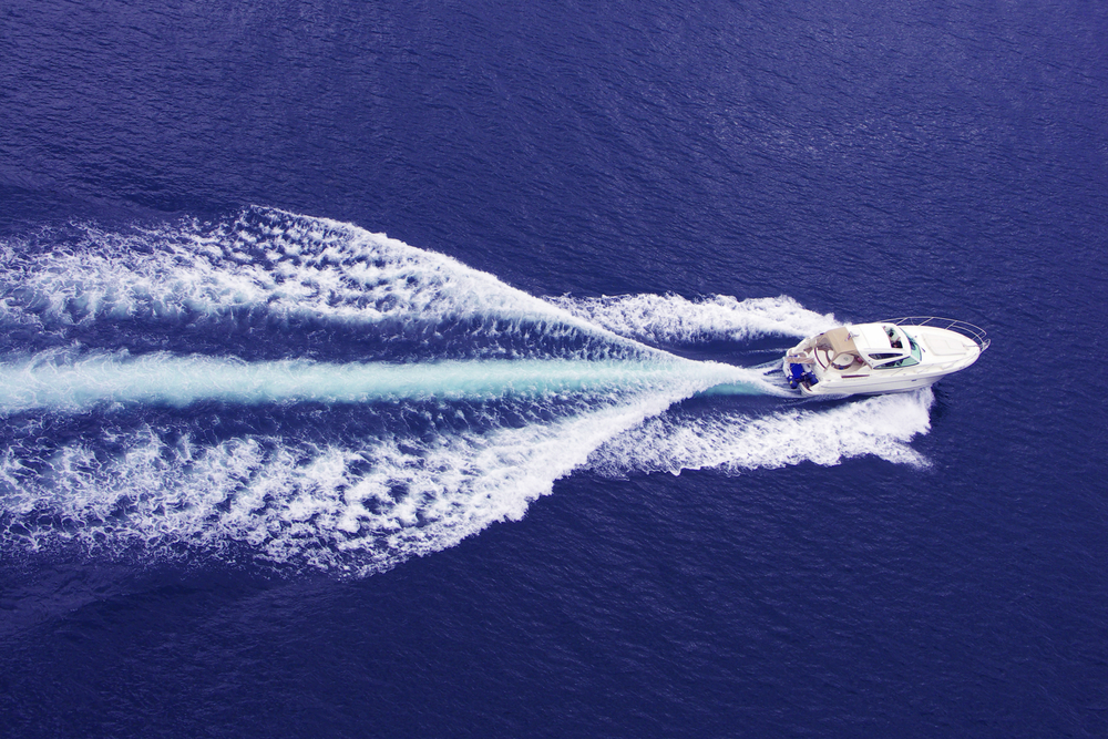 Power-boat-speeding-with-wake-shutterstock_15749305-Beneda Miroslav