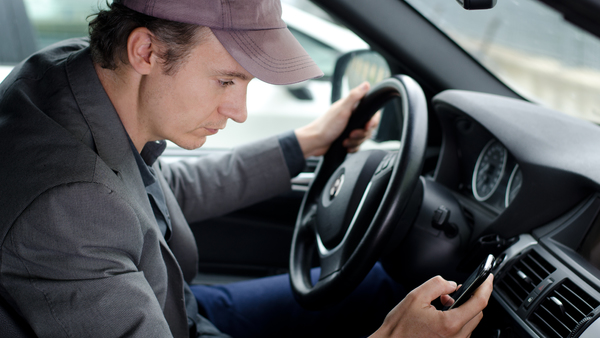 Man-texting-while-driving-shutterstock-146369702-crop-600x338