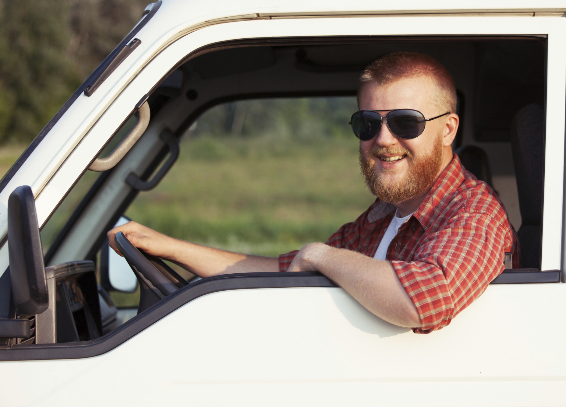 Young-man-with-beard-driving-pick-up-truck-no-seat-belt-crop-ThinkstockPhotos-459162083-Dimedrol68