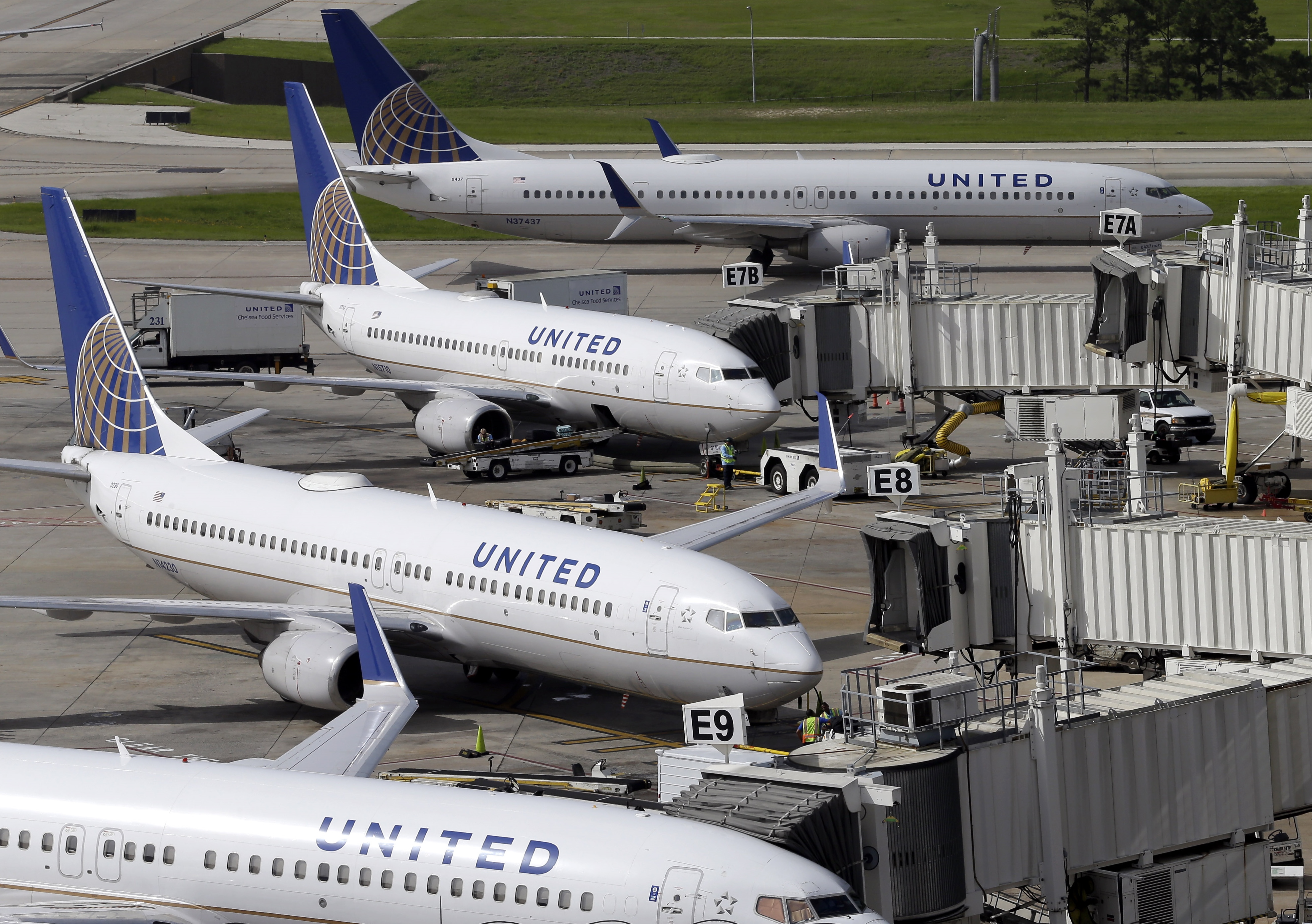 United-Airlines-planes-at-gatesAP_222168315247-David J. Phillip, File