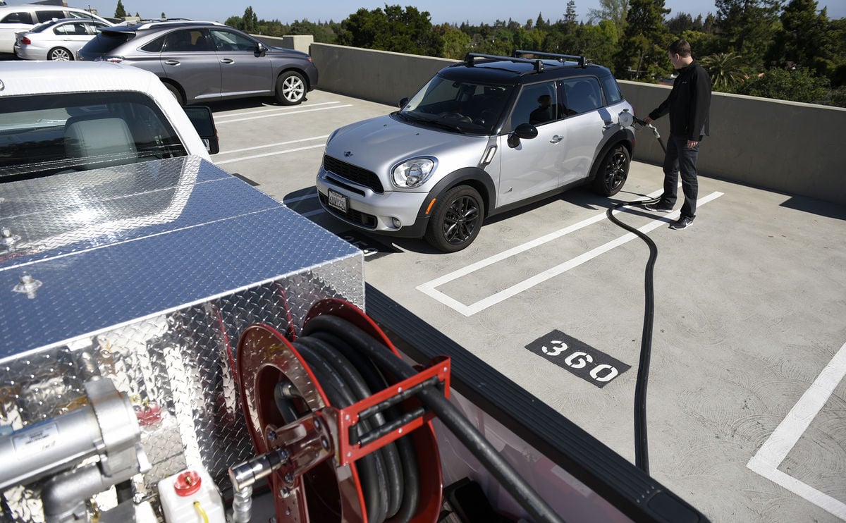 startup Filld filling mini cooper with gasoline