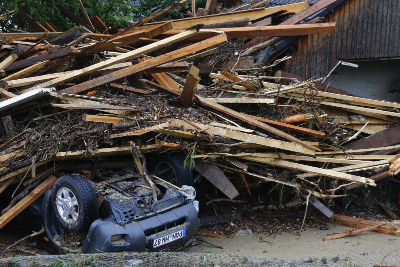 A car sits under wooden blocks in Simbach am Inn