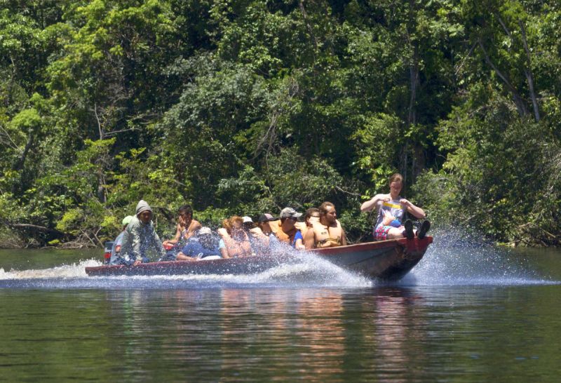 Tourists traveling at high speed in a canoe on the Gauja River