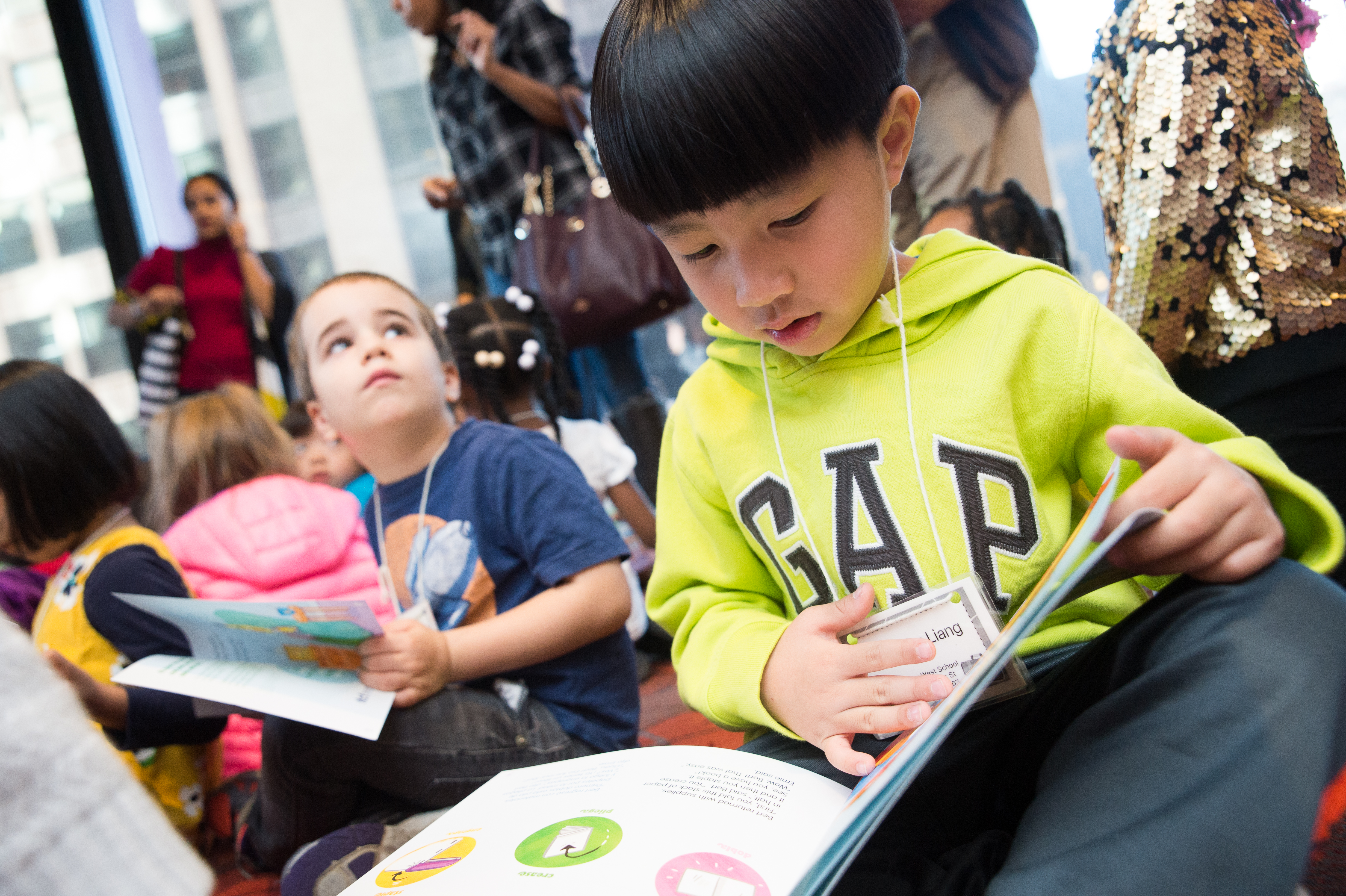 Children reading books 