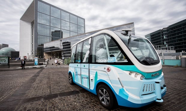 The Navya Technologies SAS Arma autonomous shuttle bus travels in La defense District, Paris, France, on Wednesday, July 19, 2017. )Photo: Christophe Morin / Bloomberg)