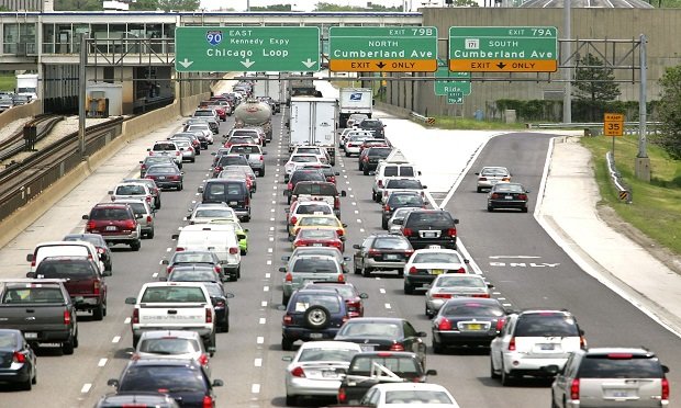 Traffic crawls along the Kennedy Expressway in Chicago, Illinois, U.S., on Friday, May 22, 2019. (Photo: Tim Boyle/Bloomberg)