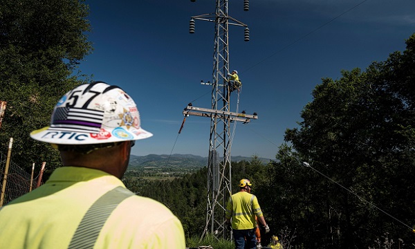 A contractor for PG&E climbs a power pole in St. Helena, California, on April 21, 2020. (Photo: David Paul Morris/Bloomberg)