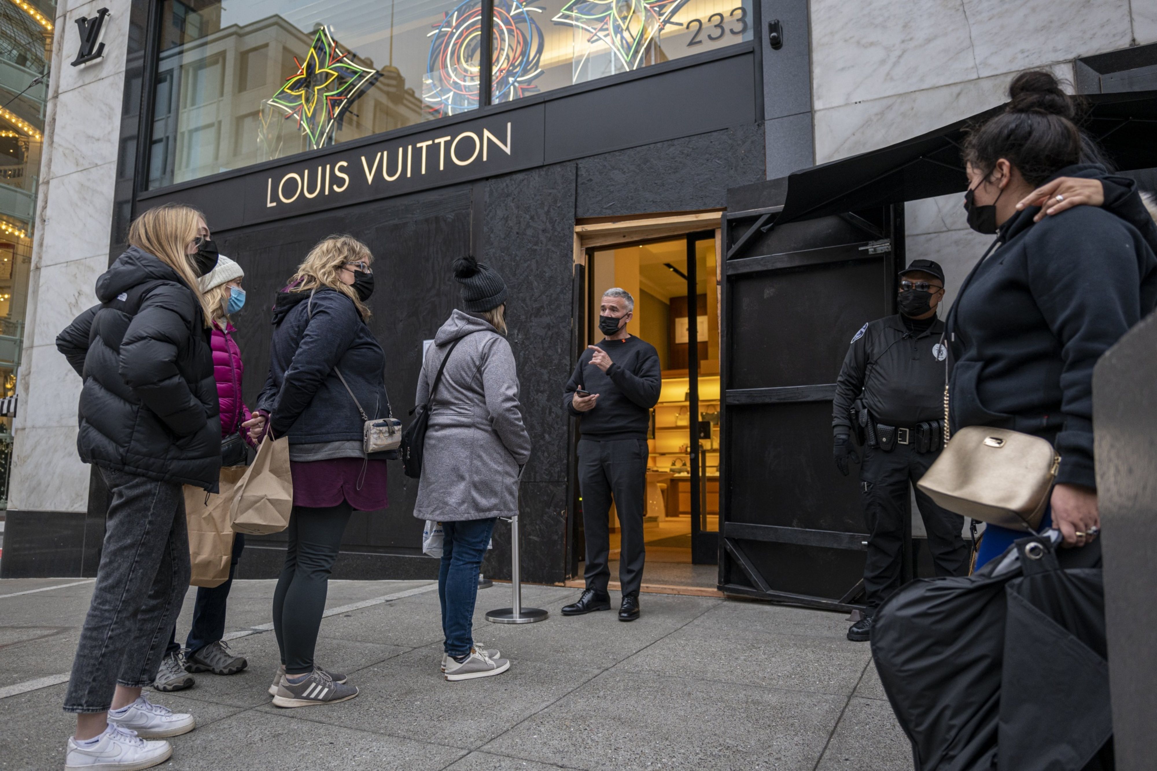 Shoppers wait in line to enter a San Francisco Louis Vuitton in Dece,ber 2021. California Govonr Gavin Newsome said the level of organized retail theft has become unacceptable as the state and increased police presence in major retail sectors. (Credit: David Paul Morris/Bloomberg) 