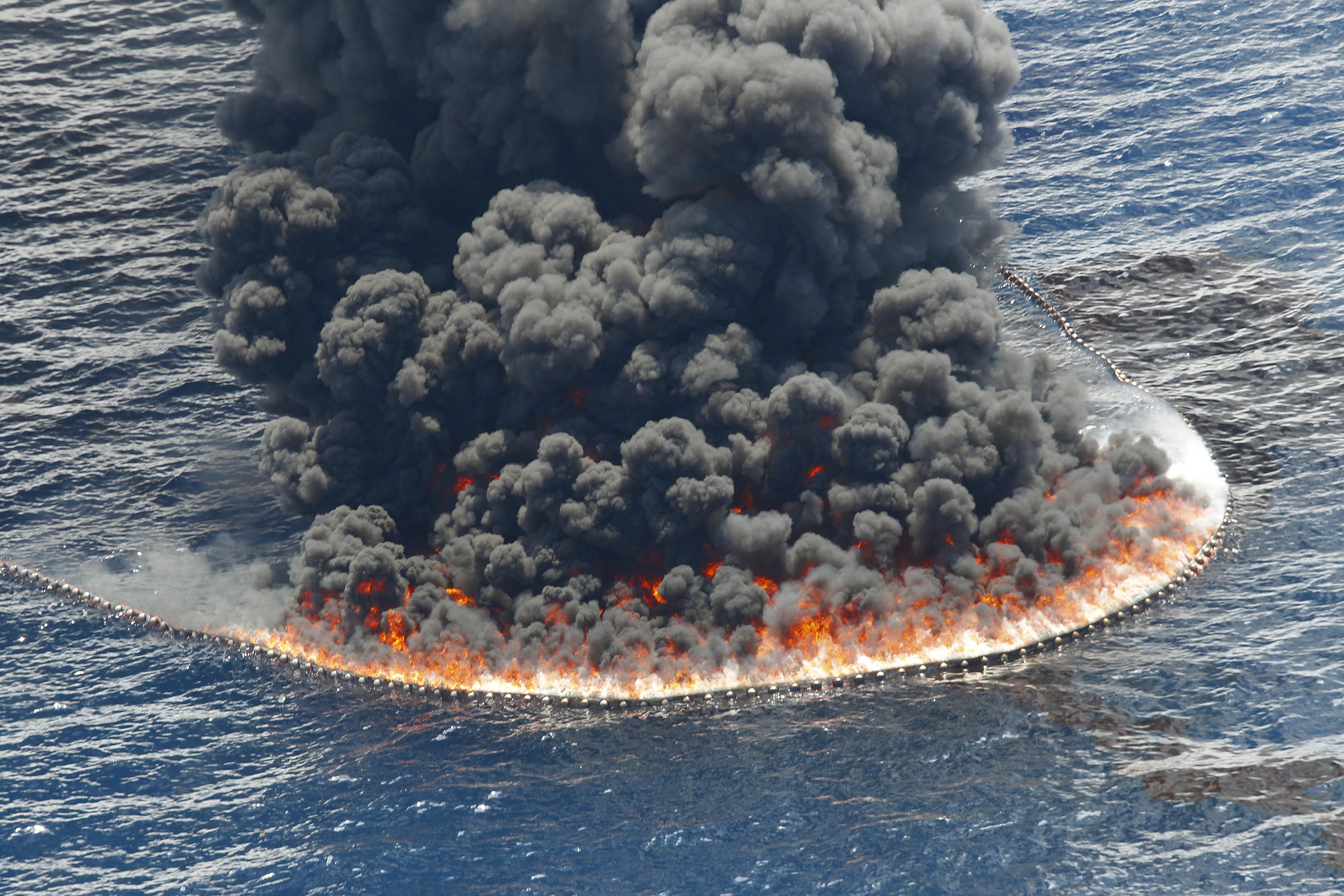 30 апреля 2010. Мексиканский залив катастрофа. Взрыв нефтяной платформы Deepwater Horizon в мексиканском заливе. Взрыв на платформе в мексиканском заливе 2010. Бритиш Петролеум разлив нефти в мексиканском заливе.